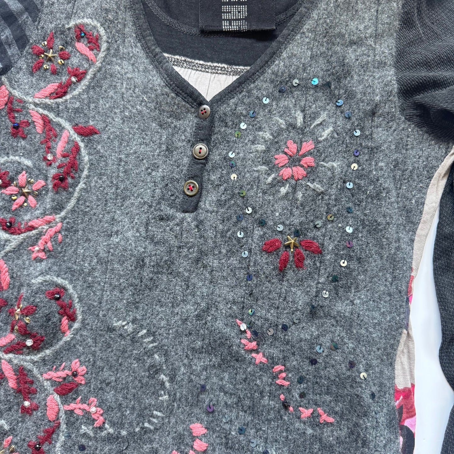 Vintage Embroidered Y2K Long Sleeve Top (S)